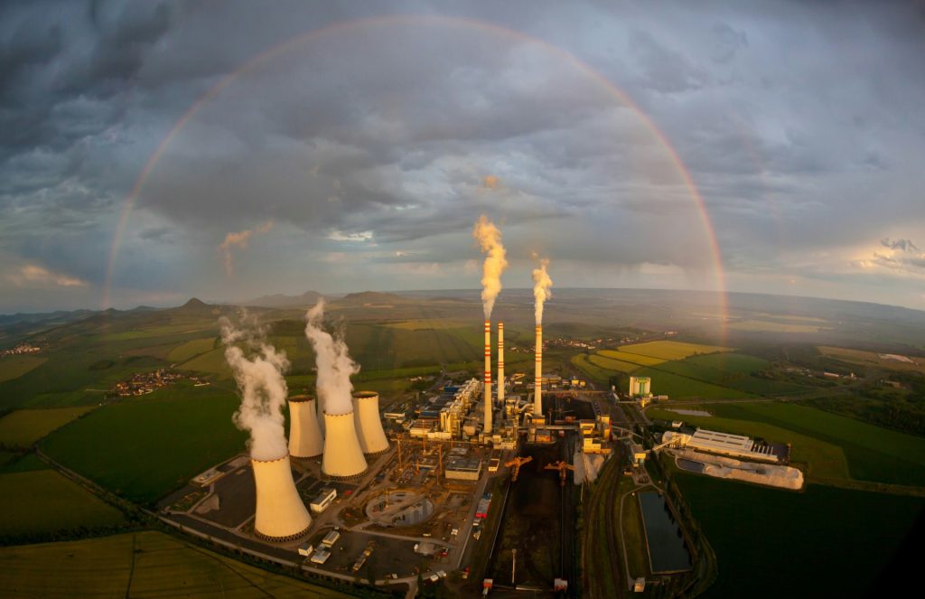 Kraftwerk mit Regenbogen im Hintergrund