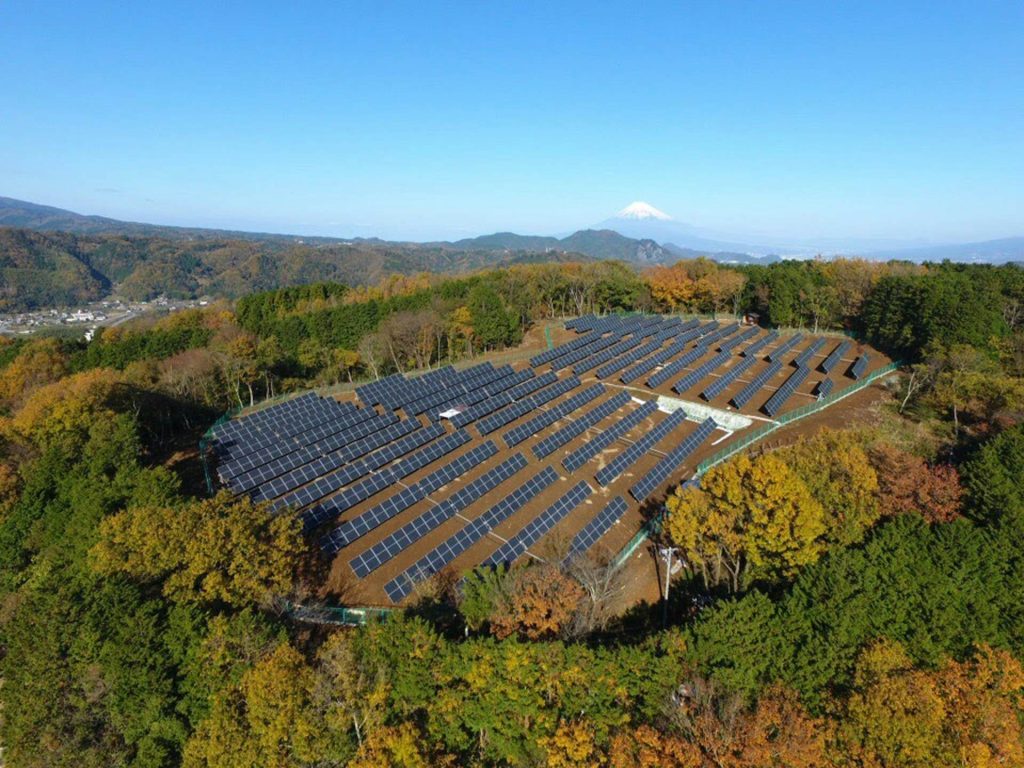 Solarpark in hügeliger Landschaft