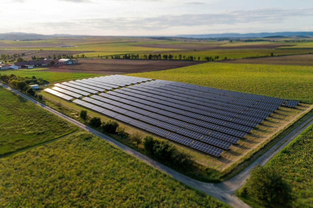 Solaranlage in ländlicher Umgebung