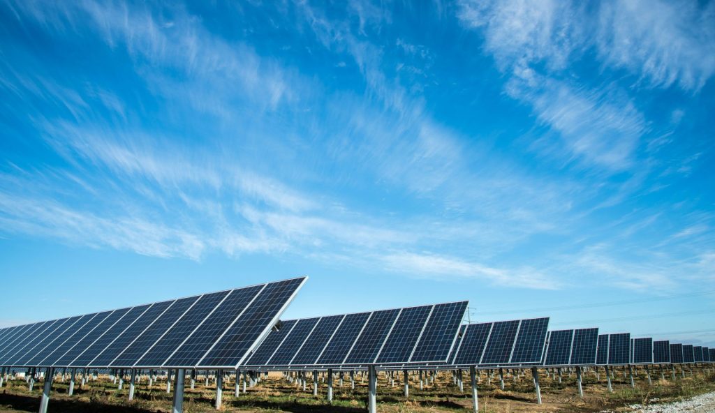 Solarpanelfeld unter blauem Himmel