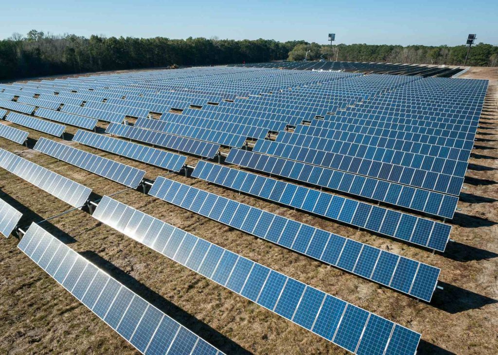 Solaranlage auf weiträumigem Feld