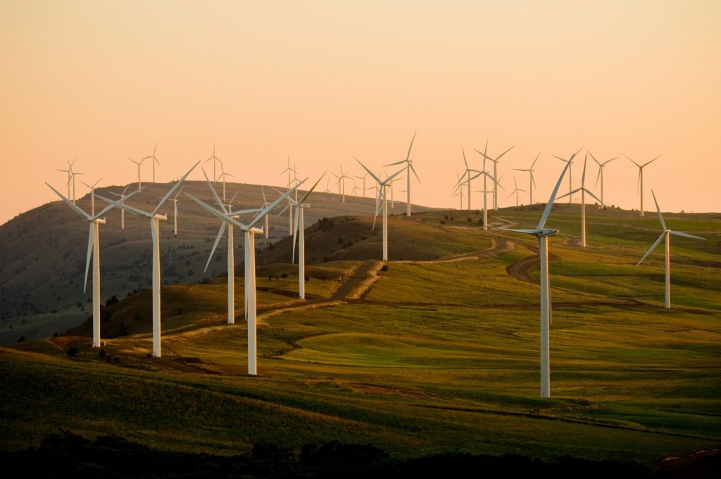 Windräder auf einer Hügelkuppe