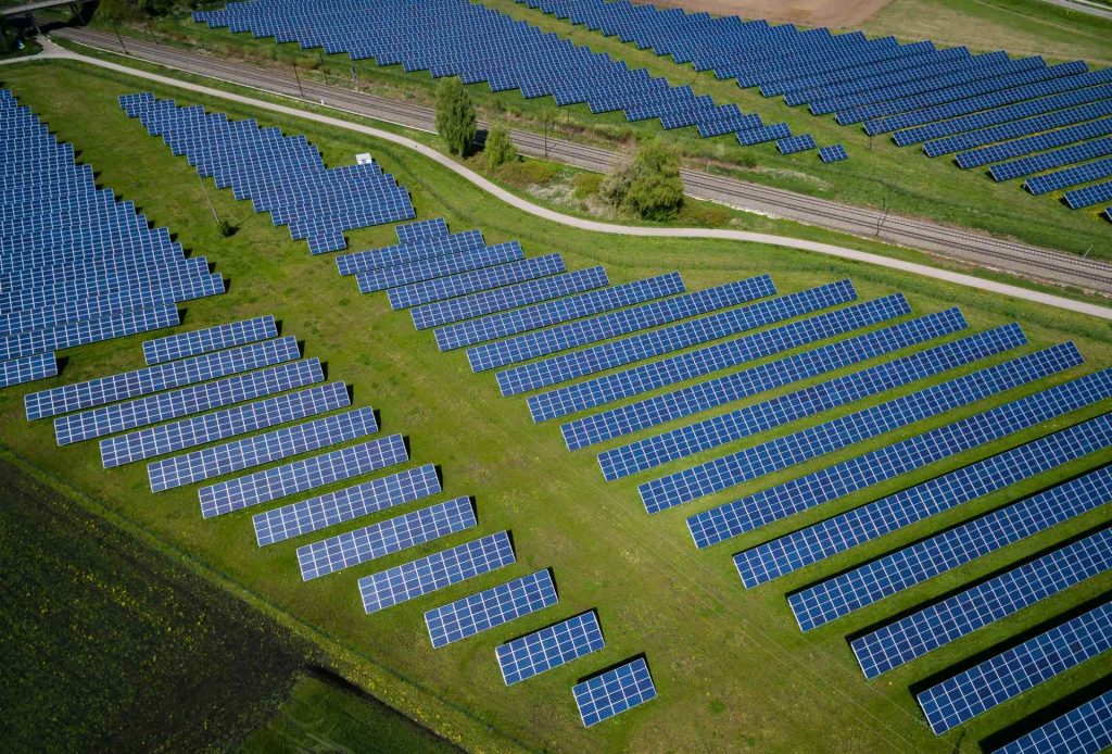 Solaranlagen auf grüner Wiese